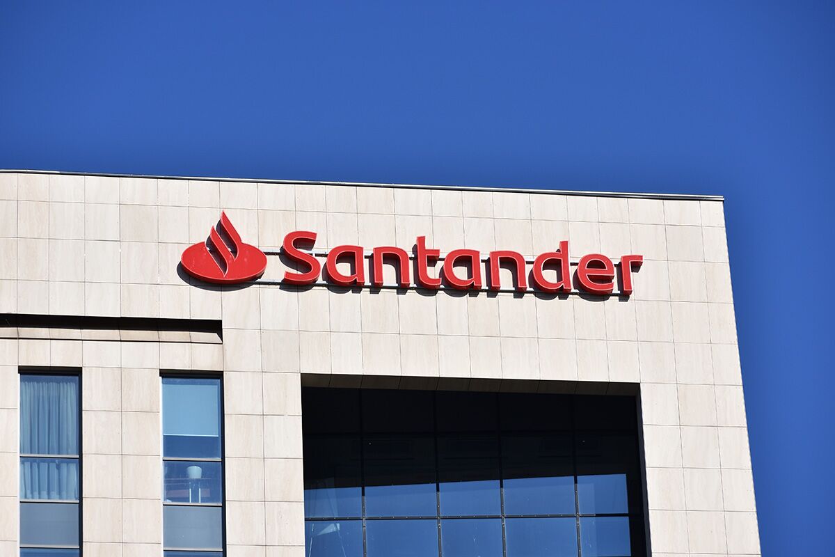 vista-lago-banco-santander-1 red Santander sign on a building